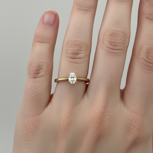 Anillo de compromiso en oro amarillo de 14K Corte oval (.30 cts) DJ4020