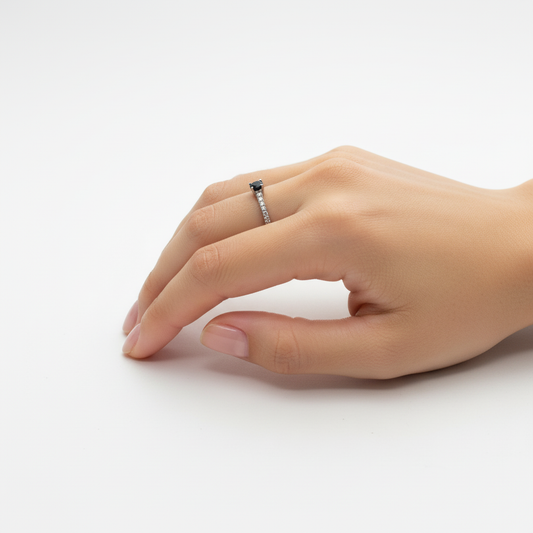 Anillo de Compromiso en Oro Blanco de 14K con Zafiro Natural Redondo y Diamantes Naturales DJ3621