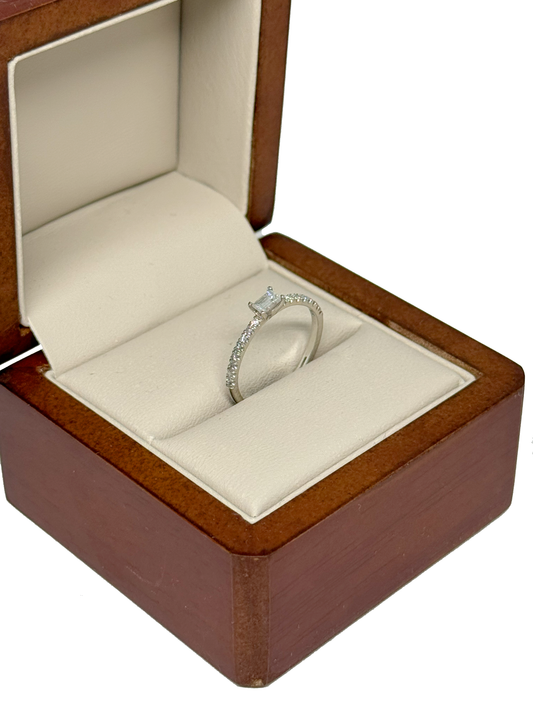 Anillo Solitario en Oro Blanco 14K con Diamante Corte Esmeralda y Diamantes Laterales DJ3513