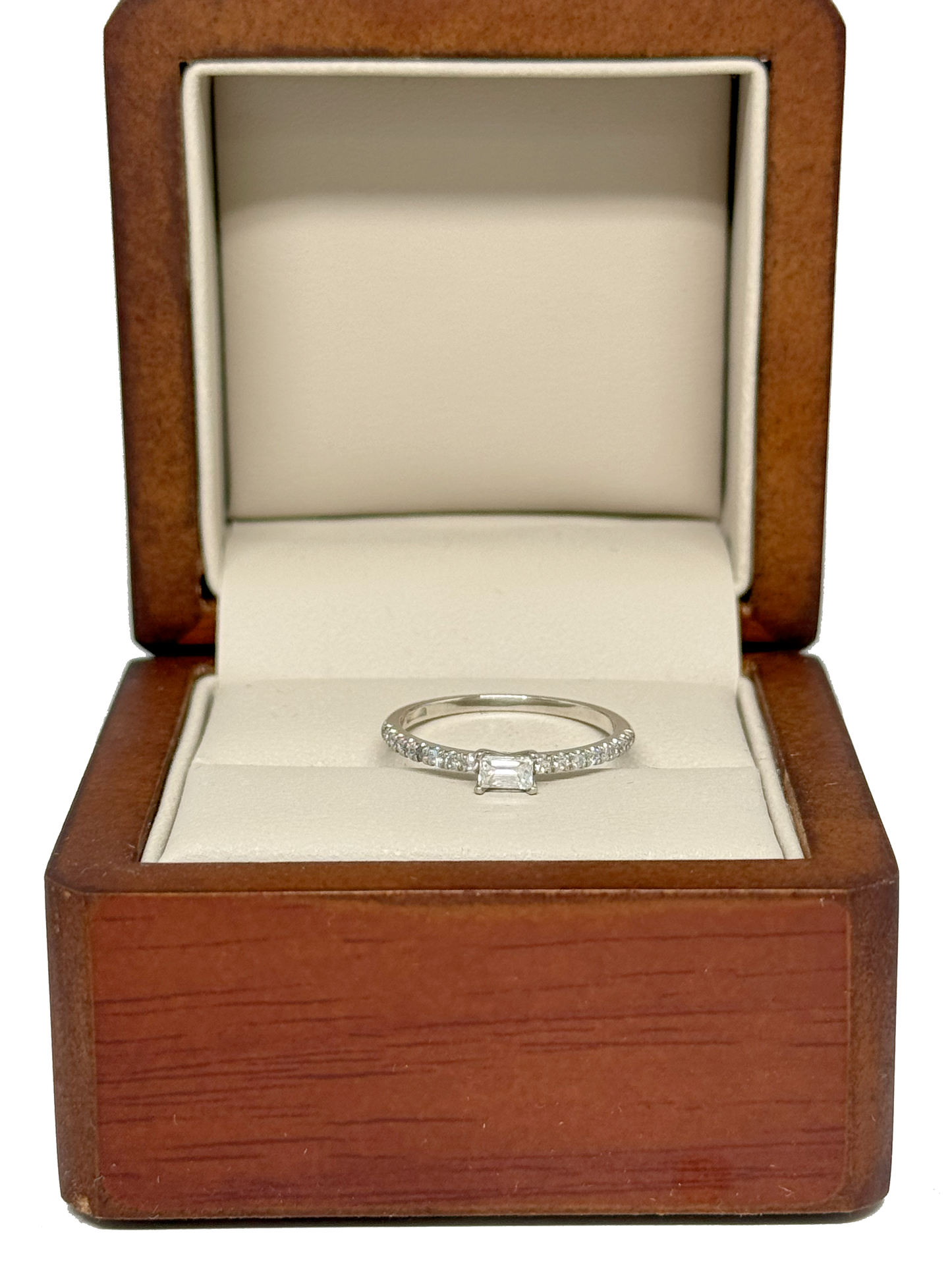 Anillo Solitario en Oro Blanco 14K con Diamante Corte Esmeralda y Diamantes Laterales DJ3513