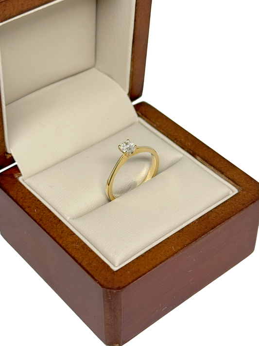 Anillo de compromiso en oro amarillo de 14K Corte oval (.30 cts) DJ4020