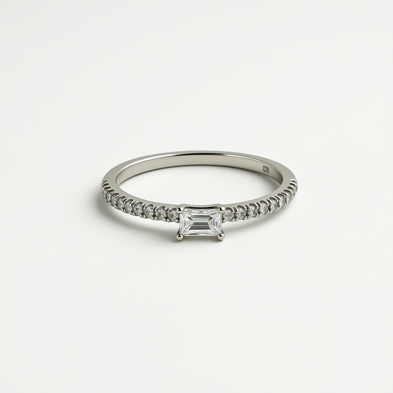 Anillo Solitario en Oro Blanco 14K con Diamante Corte Esmeralda y Diamantes Laterales DJ3513